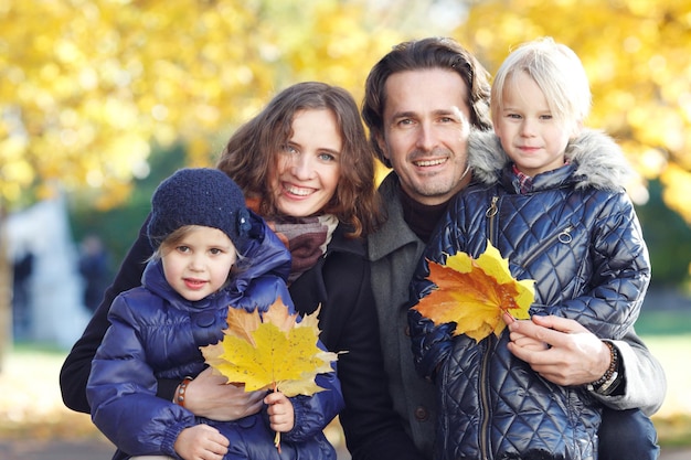 Famiglia felice nella sosta di autunno