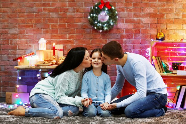 Famiglia felice nella stanza di Natale addobbata