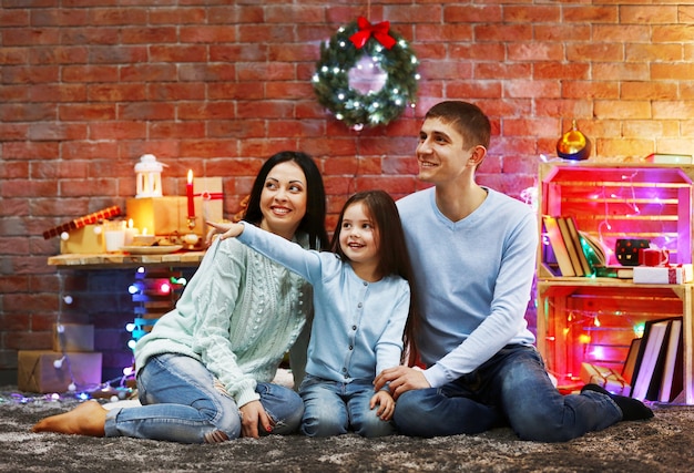 Famiglia felice nella stanza di Natale addobbata