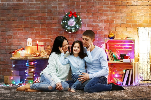 Famiglia felice nella stanza di Natale decorata