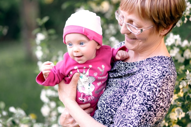 Famiglia felice Nonna e nipote bambino