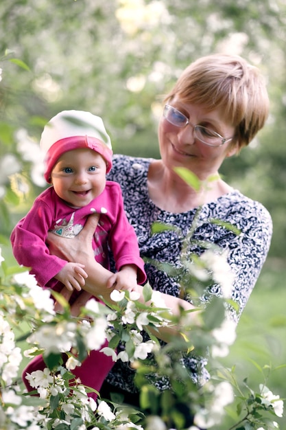 Famiglia felice Nonna e nipote bambino