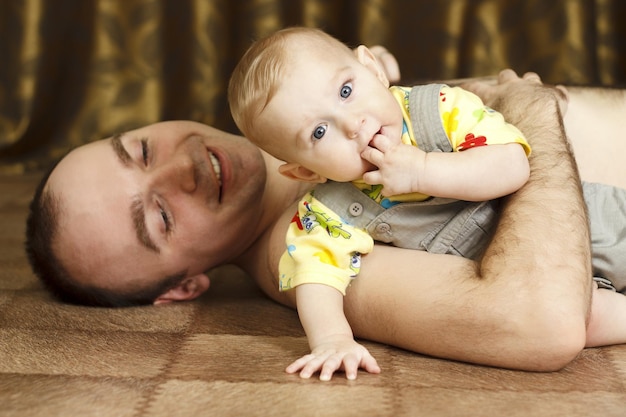 Famiglia felice Padre che gioca con il suo bambino nella stanza