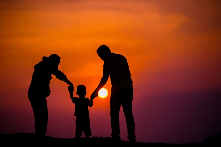 Famiglia felice, padre, madre, figlio nella natura, tramonto