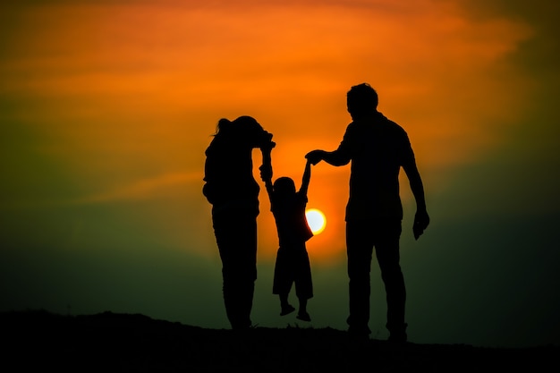 Famiglia felice, padre, madre, figlio nella natura, tramonto