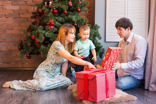 Famiglia felice, regalo di Natale della holding del neonato