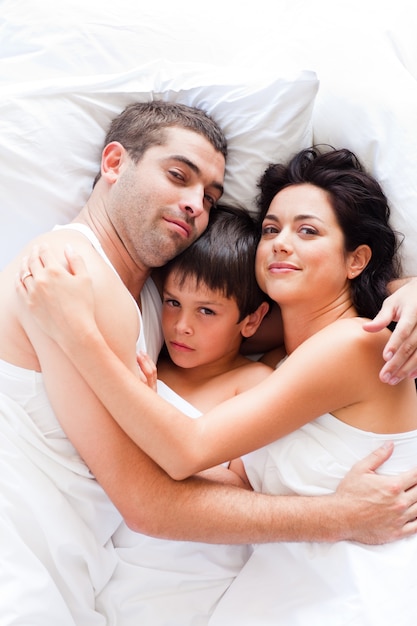 Famiglia felice rilassante nel letto