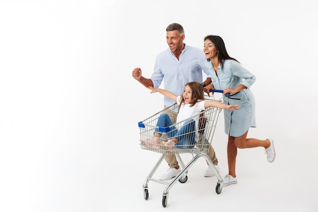 Famiglia felice runnnig durante lo shopping insieme