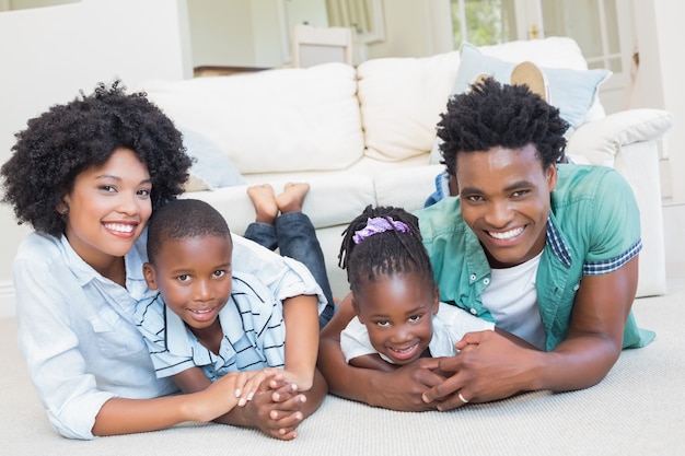 Famiglia felice sdraiato sul pavimento