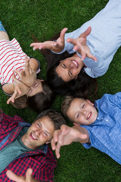 Famiglia felice sdraiato sull'erba nel parco