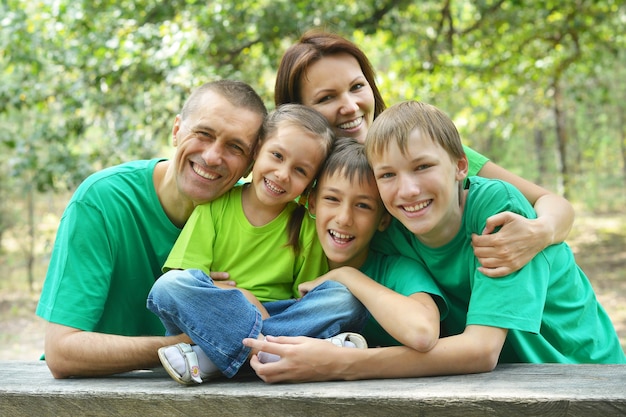 Famiglia felice seduta a un tavolo di legno