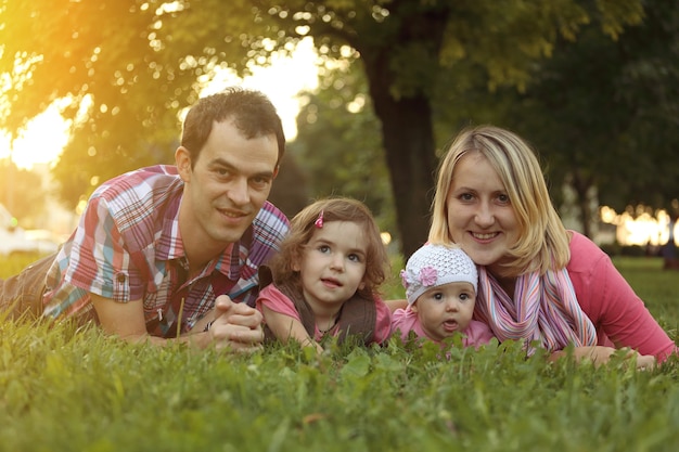 Famiglia felice seduta sull'erba