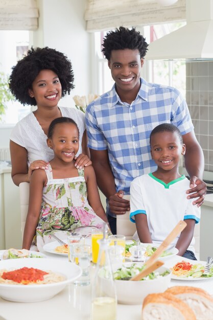 Famiglia felice seduti a cena insieme