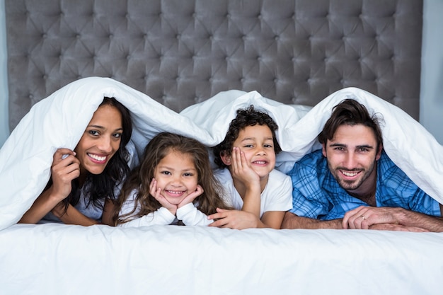 Famiglia felice sotto la coperta