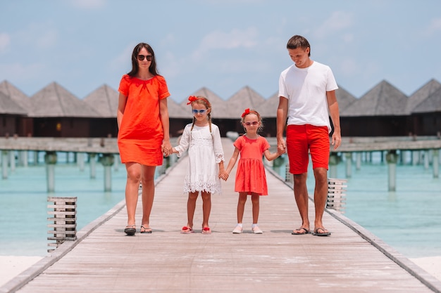 Famiglia felice su una spiaggia durante le vacanze estive