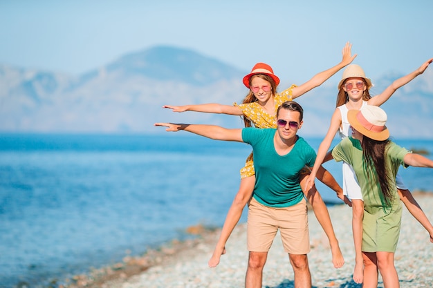 Famiglia felice su una spiaggia durante le vacanze estive