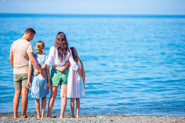 Famiglia felice su una spiaggia durante le vacanze estive