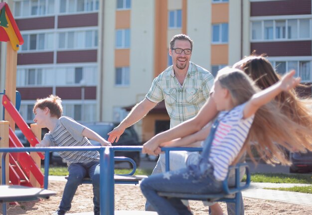 Famiglia felice sul concetto di vacanza Playgroundfamily