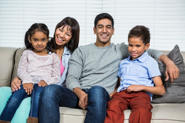 Famiglia felice sul divano