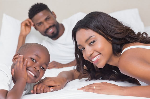 Famiglia felice sul letto