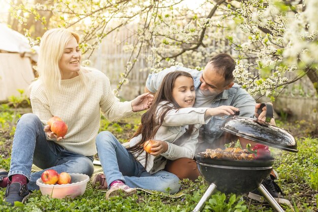 Famiglia felice sul picnic estivo nel parco.