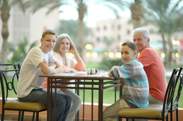 Famiglia felice sul tavolo del resort tropicale