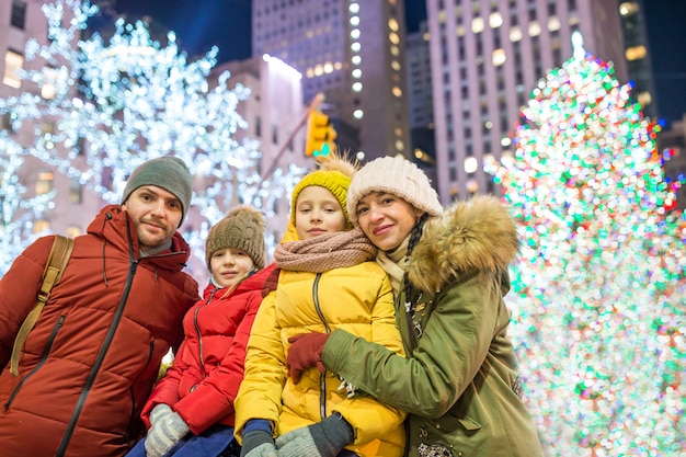 Famiglia felice sull'albero di Natale di Rockefeller a New York