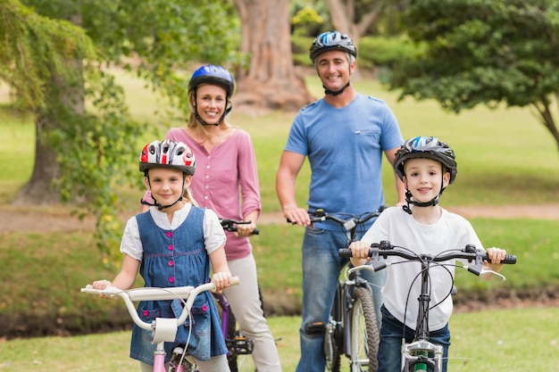 Famiglia felice sulla loro bici al parco