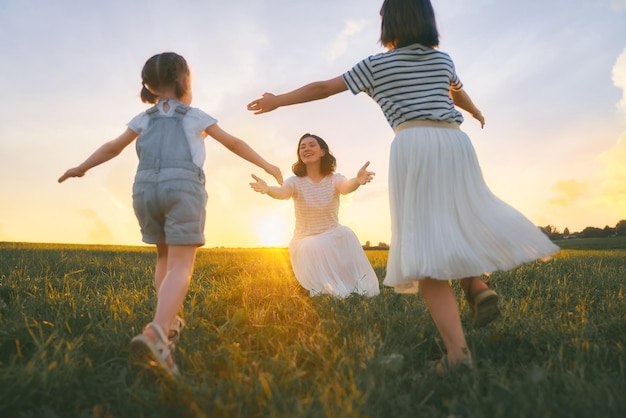 Famiglia felice sulla passeggiata estiva