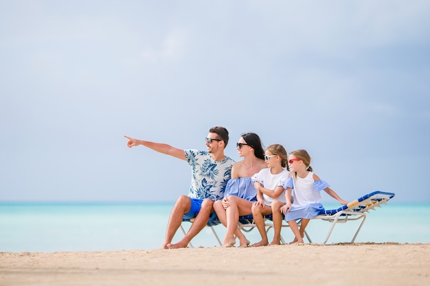 Famiglia felice sulla spiaggia durante le vacanze estive