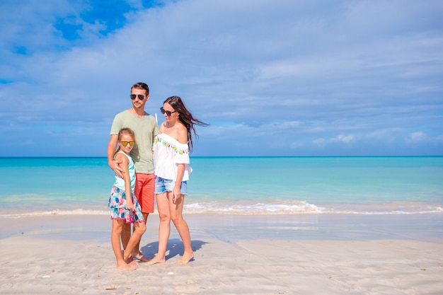 Famiglia felice sulla spiaggia durante le vacanze estive