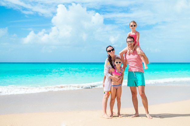 Famiglia felice sulla spiaggia durante le vacanze estive