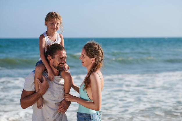 Famiglia felice sulla spiaggia