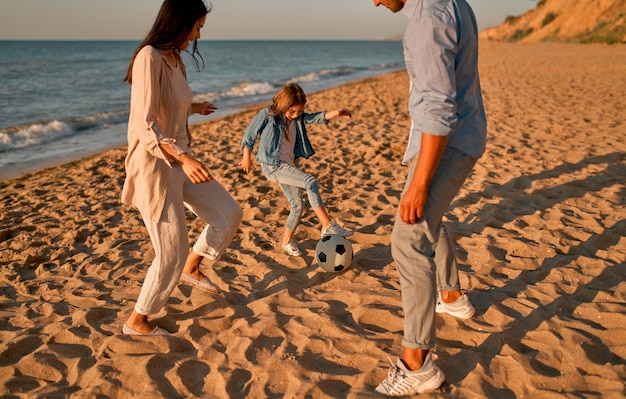 famiglia felice sulla spiaggia