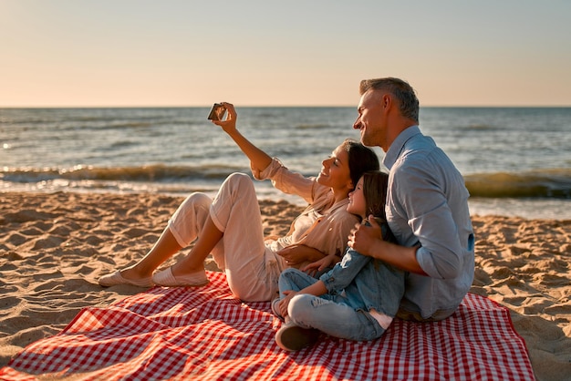 famiglia felice sulla spiaggia