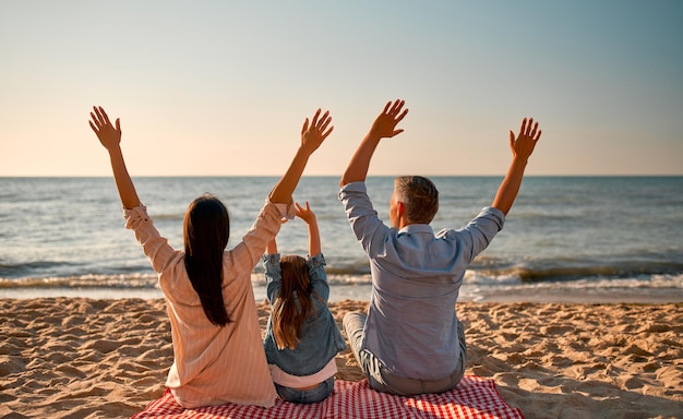 famiglia felice sulla spiaggia