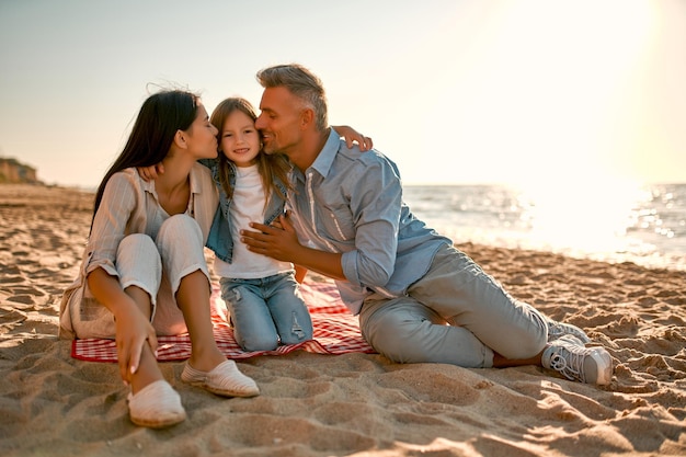 famiglia felice sulla spiaggia