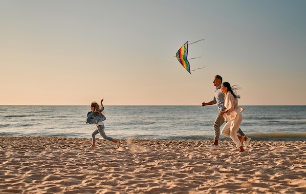 famiglia felice sulla spiaggia