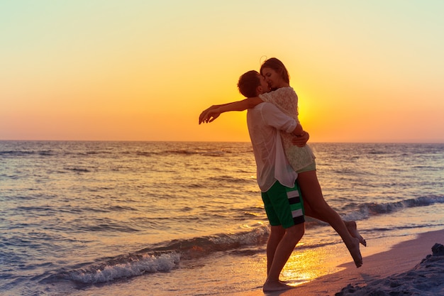 Famiglia felice sulla spiaggia