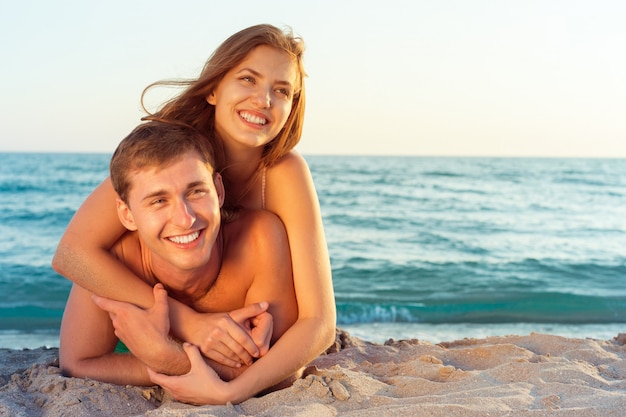 Famiglia felice sulla spiaggia