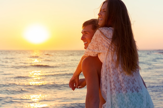 Famiglia felice sulla spiaggia