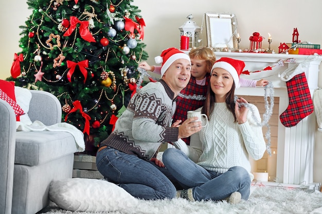 Famiglia felice sullo sfondo dell'albero di Natale