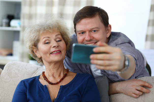 Famiglia felice tempo gioioso e divertente