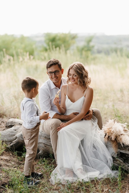 Famiglia felice tre papà mamma e figlio in una passeggiata