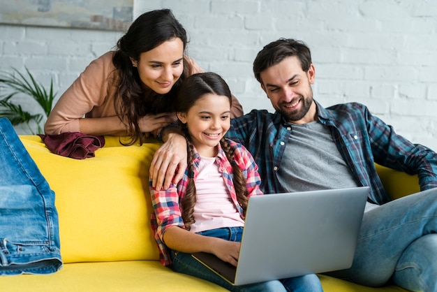 Famiglia felice utilizzando un computer portatile