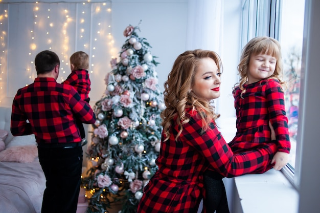 Famiglia felice vicino all'albero di Natale