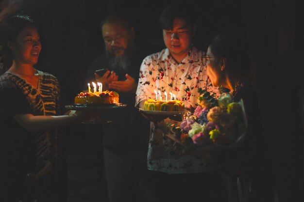 famiglia festeggia il compleanno con la torta.