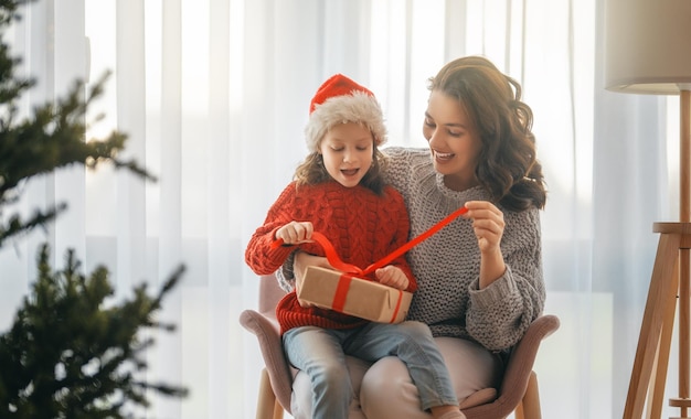 Famiglia festeggiano il Natale