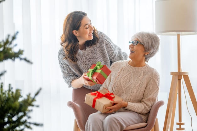 Famiglia festeggiano il Natale