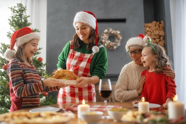 Famiglia festeggiano il Natale